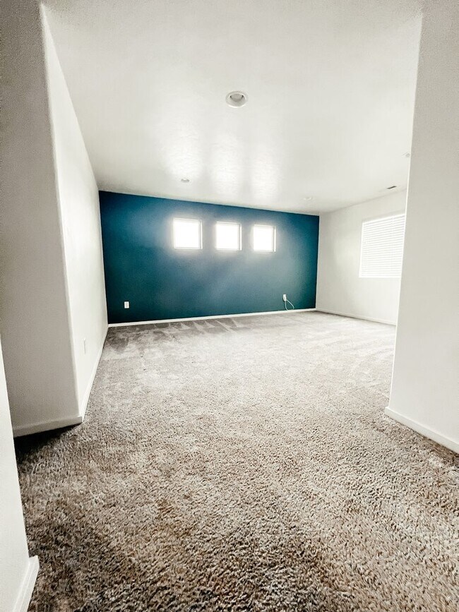 Building Photo - 645 E 35th Ave