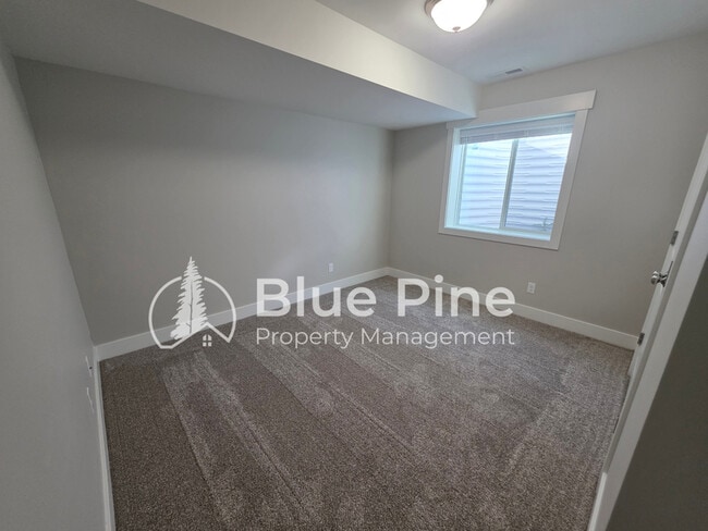 Building Photo - 4589 Blackstone Dr