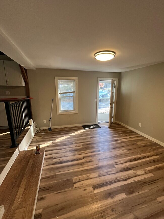 Building Photo - River RD