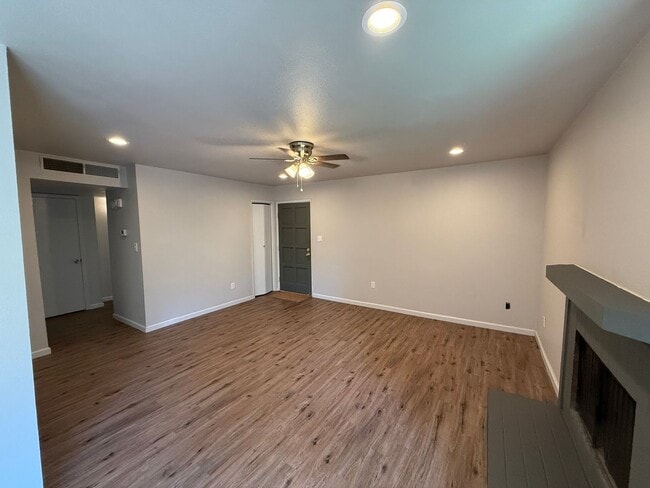 Building Photo - 3701 Colonial Dr