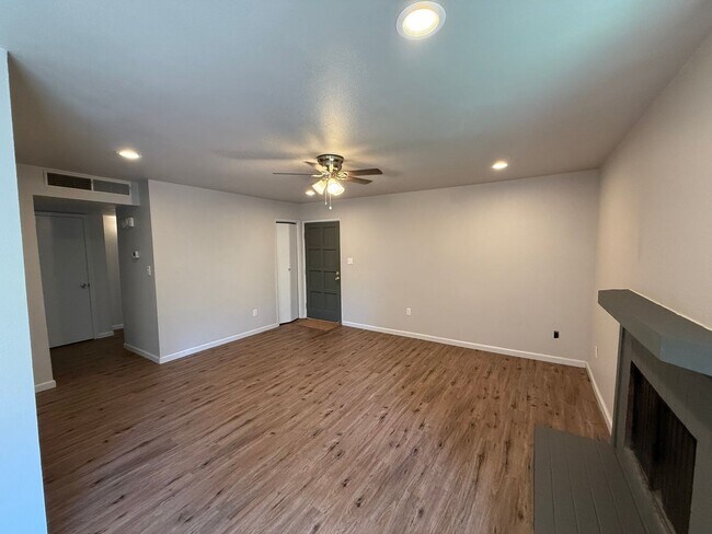Building Photo - Updated 2-bedroom condo in gated community!
