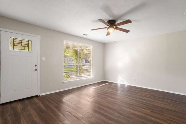 Building Photo - Charming 3 Bedroom/1.5 Bath home on Wilmington Island.