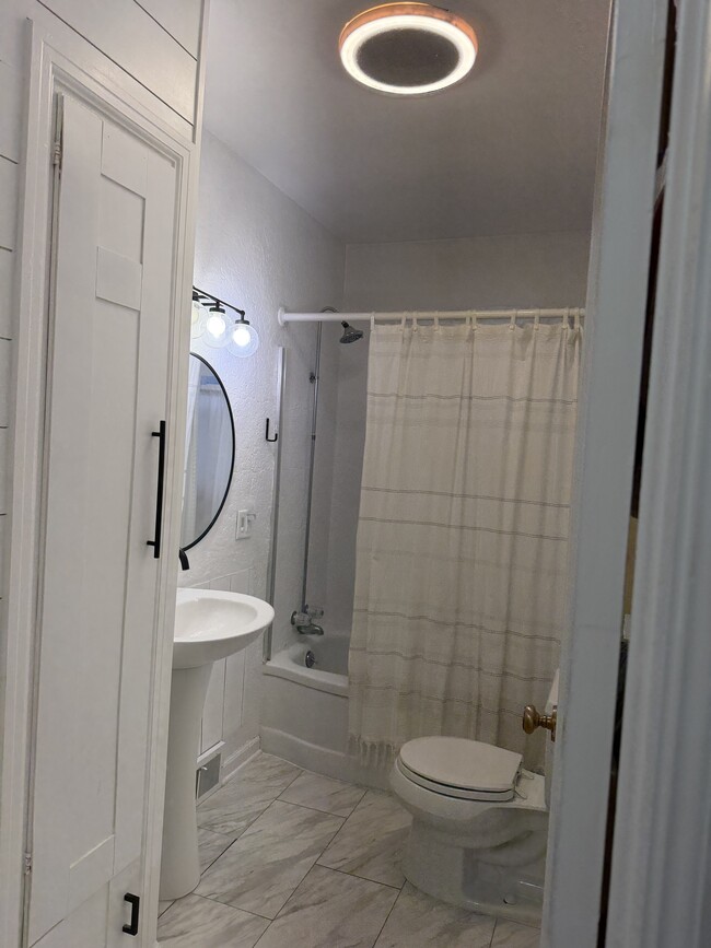 Building Photo - 181 W Custer Ave