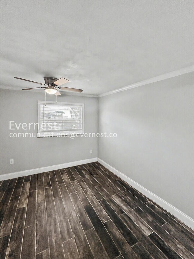 Building Photo - 1885 Shore Acres Blvd NE