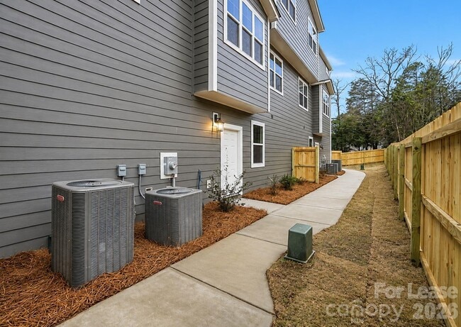 Building Photo - 8927 Sharonbrook Dr