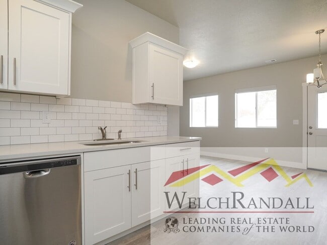 Building Photo - 3 Bed 2.5 Bath Beautiful Townhome in West ...