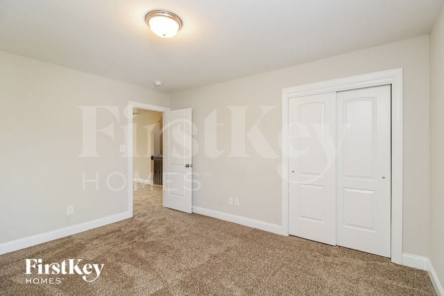 Building Photo - 2207 Talon Dr