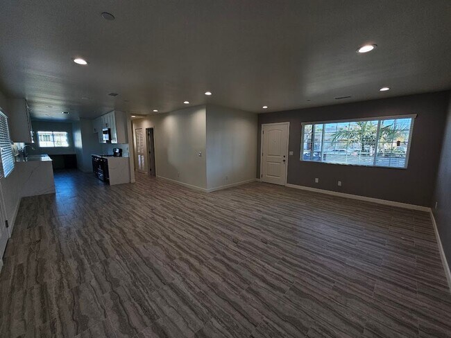 Building Photo - Newly Remodeled 2 Bedroom / 1 Bath! Call o...