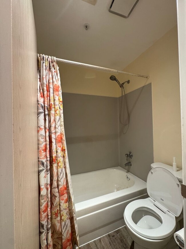 Building Photo - Comfortable & Convenient Condo in Renton