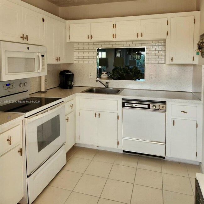 Building Photo - 3571 Inverrary Dr