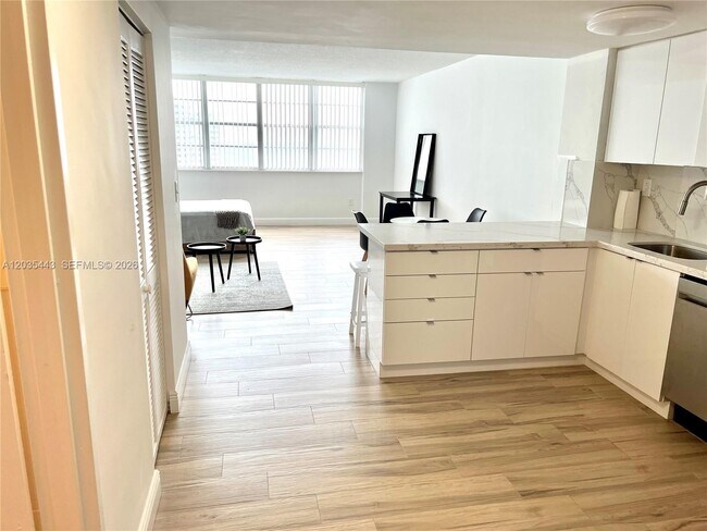 Building Photo - 801 Brickell Bay Dr