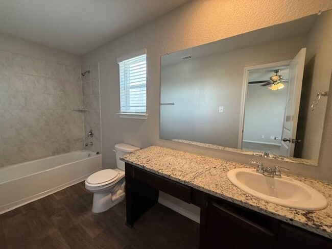 Building Photo - Move in Ready 3 Bedroom Two-story Home