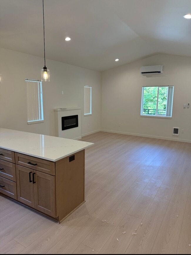 Building Photo - CDA Duplex with a 1200 sq ft Garage!