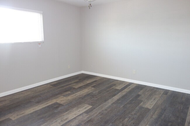 Building Photo - Renovated Large 2 Bedroom/1 Bathroom Top F...