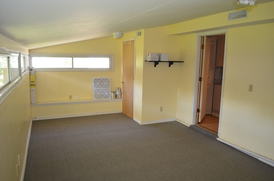 Building Photo - 8074 Rolling Hills Dr