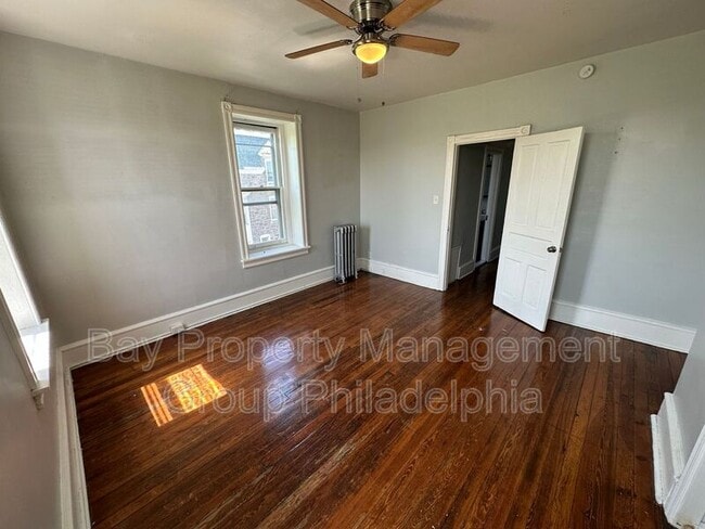 Building Photo - 435 E Walnut Ln