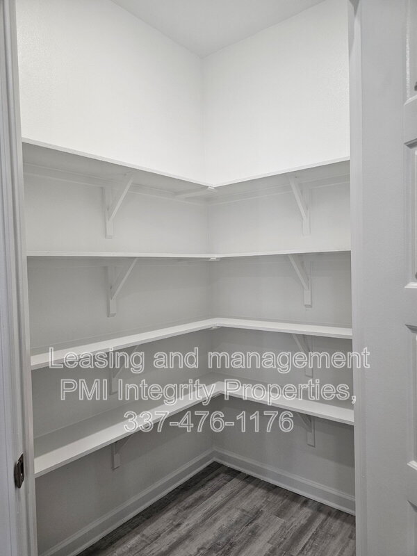 Building Photo - 932 Renova Dr