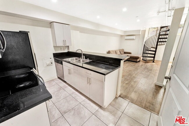 Building Photo - 10982 Roebling Ave