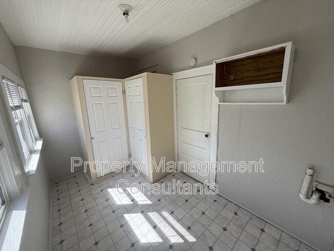 Building Photo - 1014 E 1st St