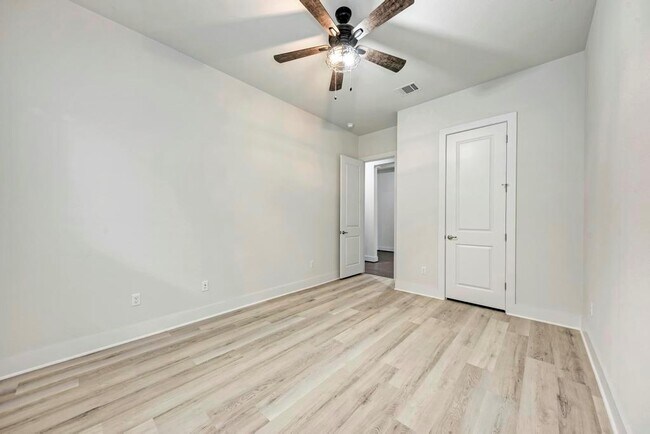 Building Photo - 1104 Almeria Bend