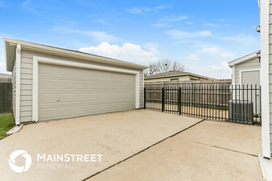 Building Photo - 10620 Astor Dr