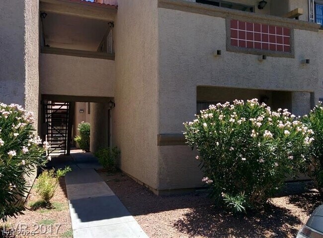 Building Photo - 7200 W Pirates Cove Rd