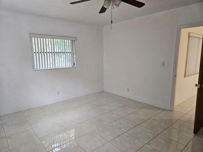 Building Photo - 7904 NW 70th Ct