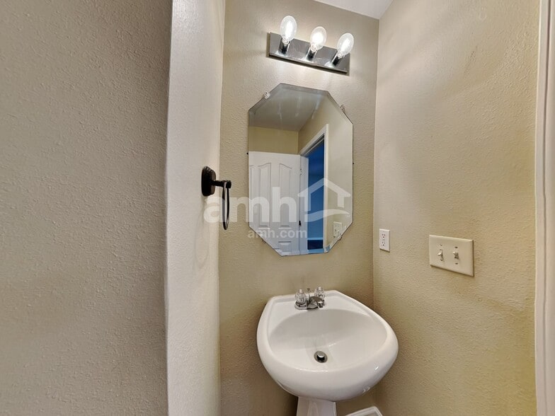 Building Photo - 2476 Ingleside Dr