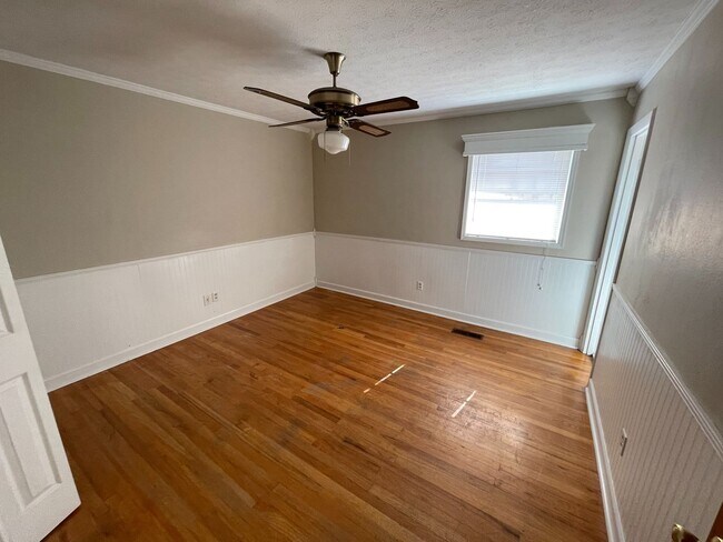 Building Photo - Ozark - Walk Out Basement with Extra Livin...