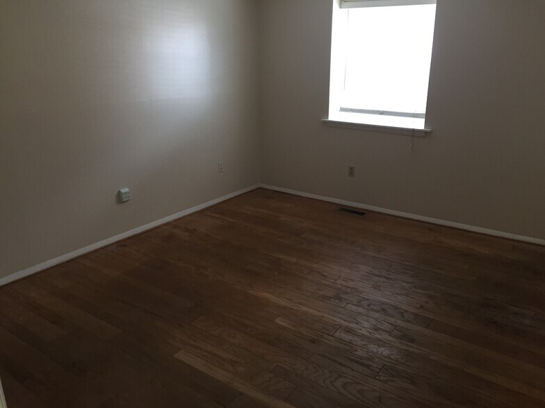 Building Photo - 2805 Wellesley Ct