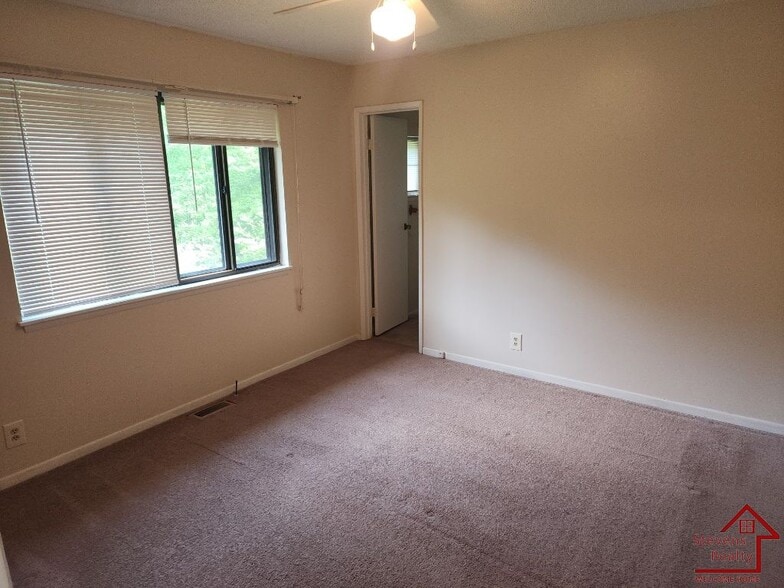 Building Photo - 163 Lakeshire Dr