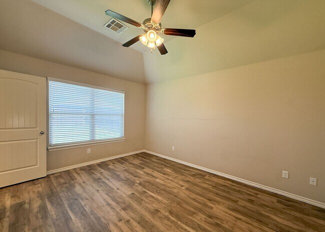 Building Photo - Edmond Schools | 3 Bed, 2 Bath | Open Layout & Covered Patio