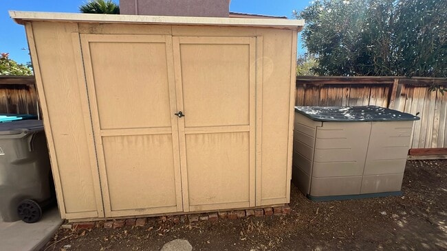Building Photo - West Palmdale Home