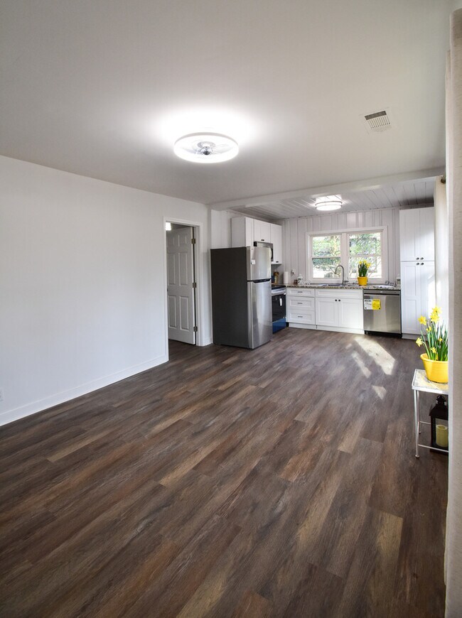Building Photo - Welcome to this charming 3-bedroom, 1-bath...