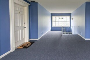 Building Photo - 480 Fox Hills Dr N