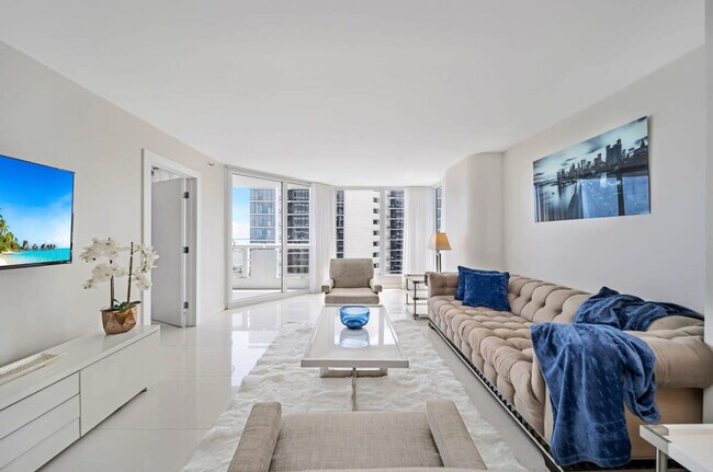 Primary Photo - 1717 N Bayshore Dr