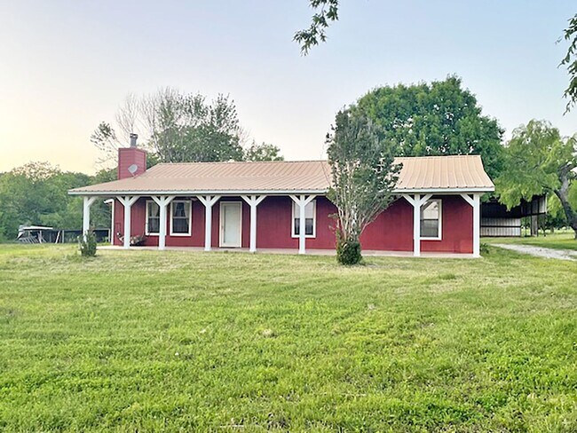Building Photo - Nice 3 Bdrm 2 Bath Home in Decatur Texas