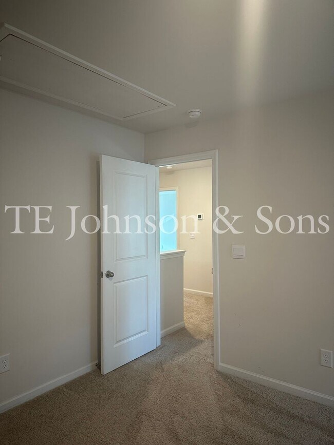 Building Photo - Spacious 4 Bedroom Home in Lexington – Modern Amenities and Comfort Await!