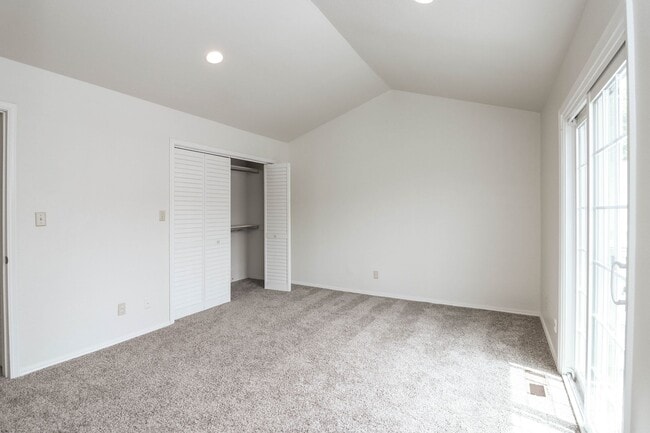 Building Photo - Lovely South Tulsa location close to shopping and restaurants