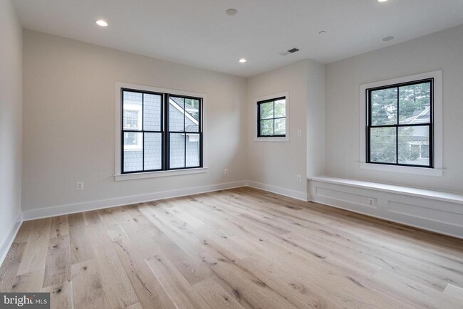 Building Photo - 5615 McLean Dr