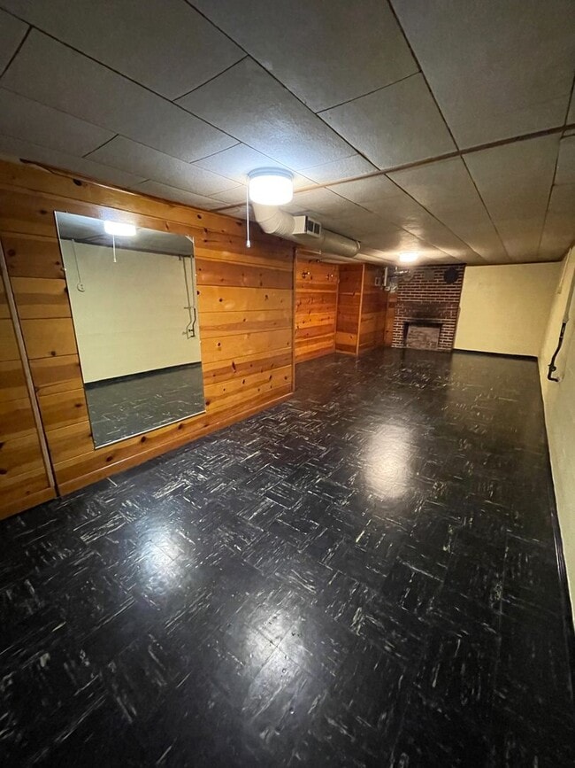 Building Photo - Renovated 3 Bed, 2 Bath House with Large Yard