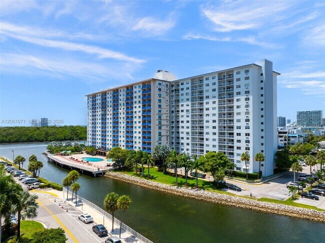 Building Photo - 400 Kings Point Dr