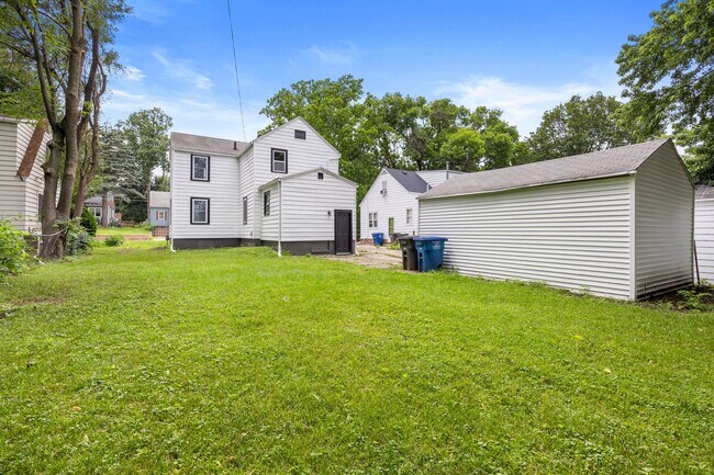 Building Photo - ? Move-In Ready Home with Modern Updates
