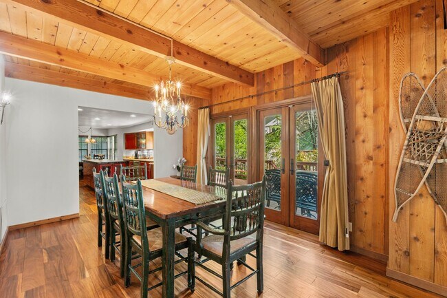 Building Photo - Brilliant Tavern Bay Home