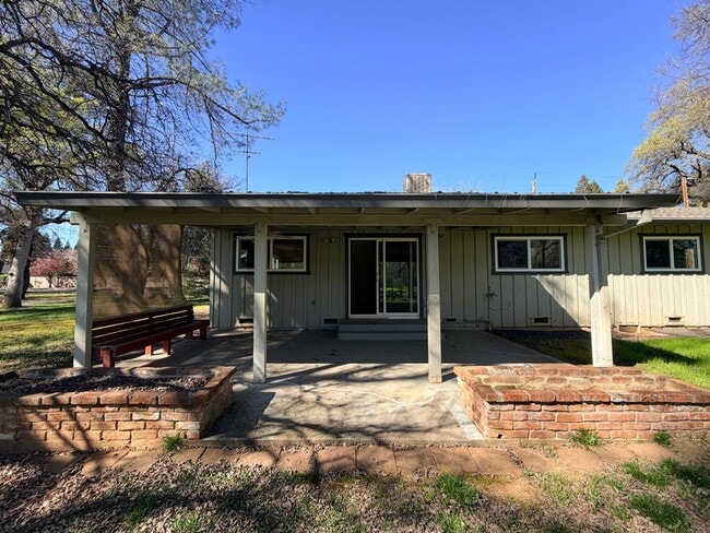 Building Photo - Just listed! Well maintained home in great location!