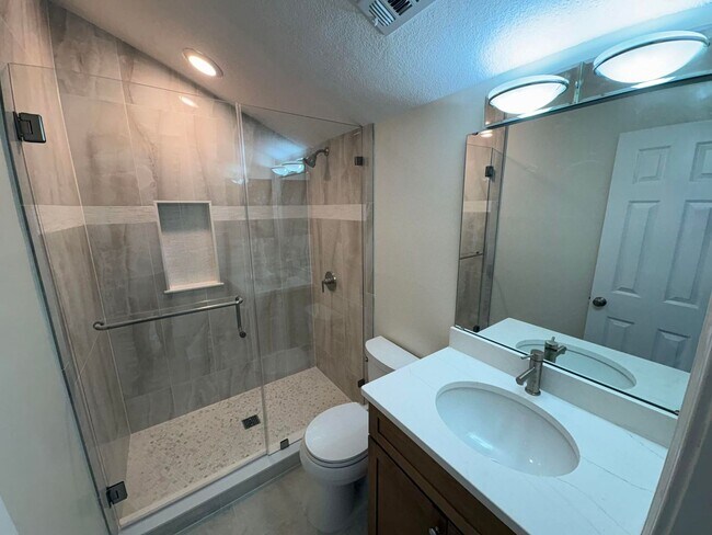 Building Photo - **$1,000 Move-in Special** 2 Bedroom in Bluewater Bay!