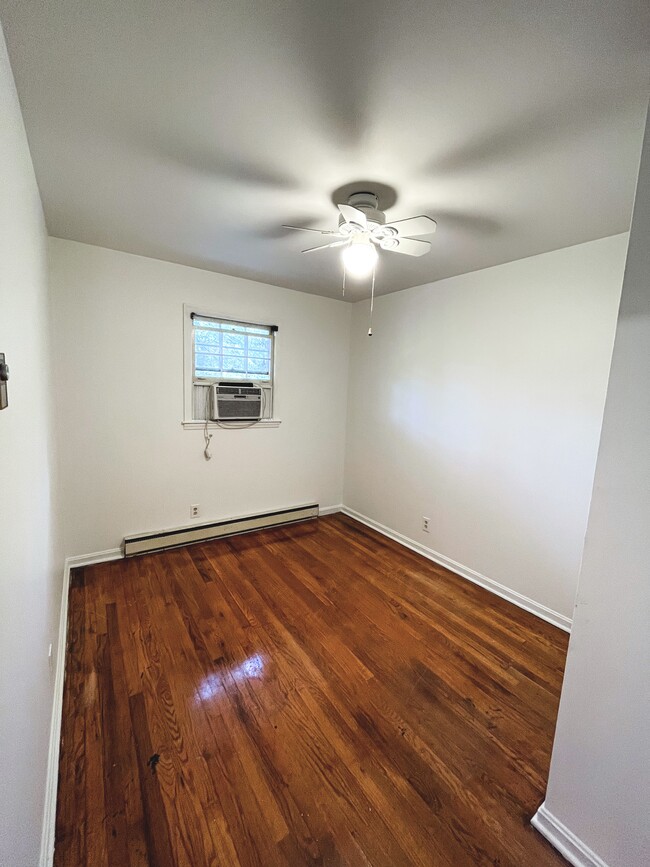 Second bedroom (has a closet out of frame) - 5175 poplar springs rd