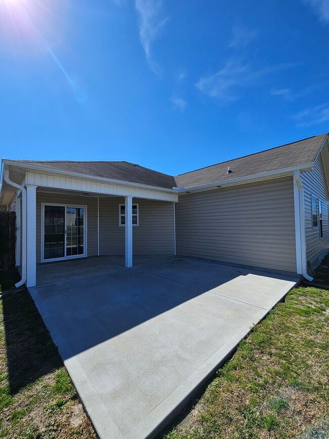 Building Photo - Spacious 3 Bedroom 2 Bathroom Home on Half...