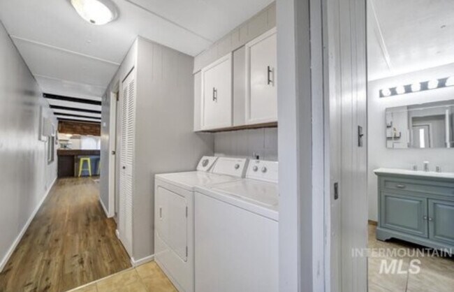 Building Photo - 337 2nd Ave W