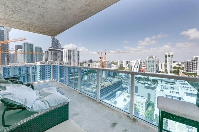 Building Photo - 700 NE 25th St